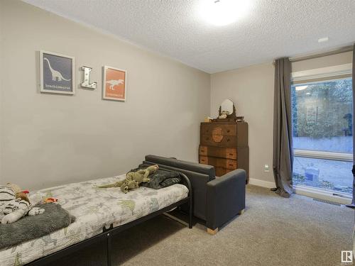 84 Valleyview Crescent, Edmonton, AB - Indoor Photo Showing Bedroom