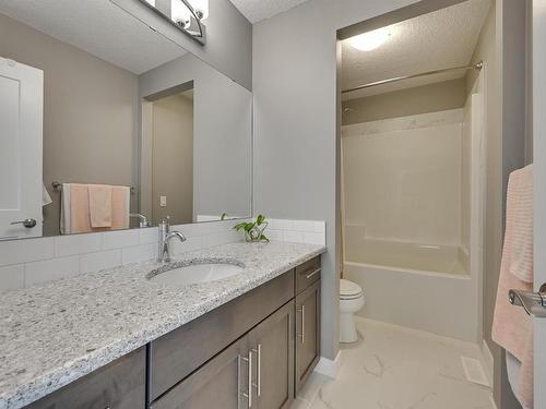 1640 Davidson Green, Edmonton, AB - Indoor Photo Showing Bathroom