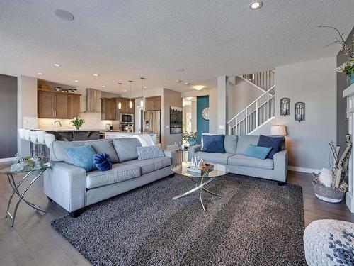 1640 Davidson Green, Edmonton, AB - Indoor Photo Showing Living Room