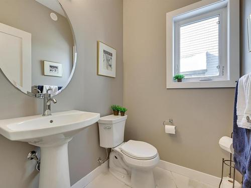 1640 Davidson Green, Edmonton, AB - Indoor Photo Showing Bathroom