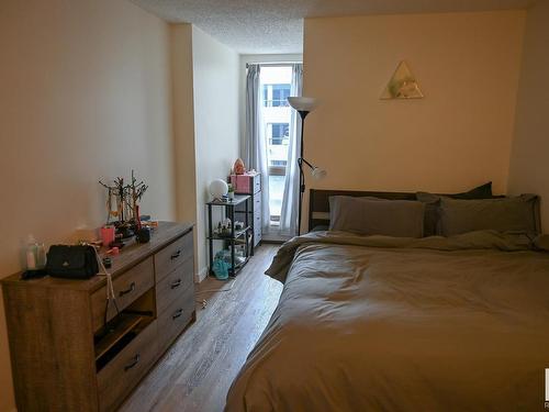 206 10149 Saskatchewan Drive, Edmonton, AB - Indoor Photo Showing Bedroom