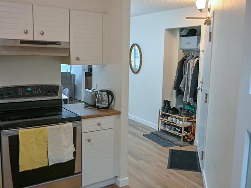 206 10149 Saskatchewan Drive, Edmonton, AB - Indoor Photo Showing Kitchen