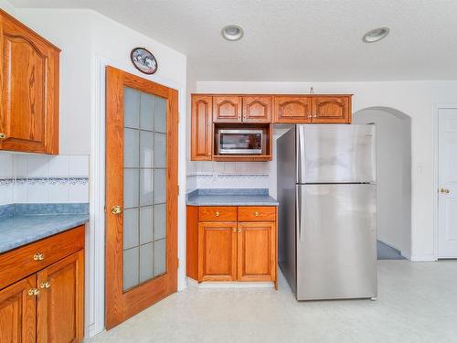 370 Heath Road, Edmonton, AB - Indoor Photo Showing Kitchen