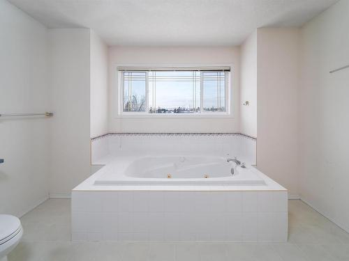 370 Heath Road, Edmonton, AB - Indoor Photo Showing Bathroom