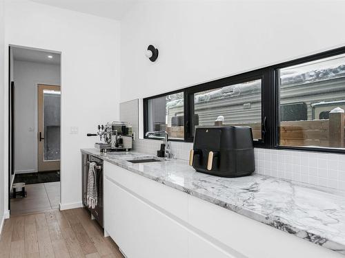 9952 82 Street, Edmonton, AB - Indoor Photo Showing Kitchen