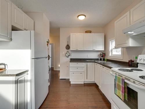 11607 69 Street Nw, Edmonton, AB - Indoor Photo Showing Kitchen