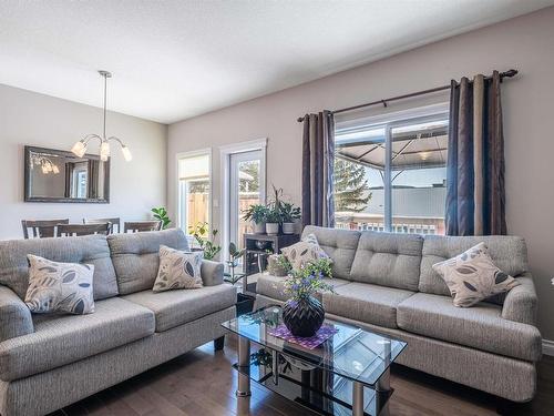 13829 138 Avenue, Edmonton, AB - Indoor Photo Showing Living Room