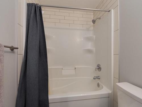 2440 18 Avenue, Edmonton, AB - Indoor Photo Showing Bathroom