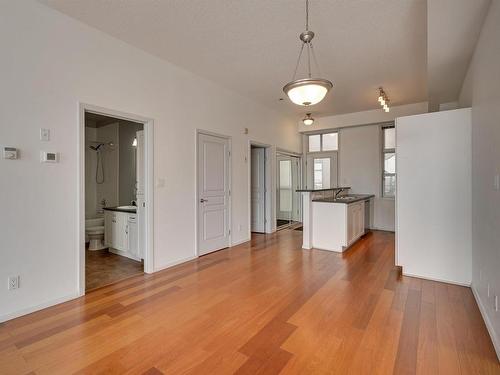 302 9503 101 Avenue, Edmonton, AB - Indoor Photo Showing Kitchen