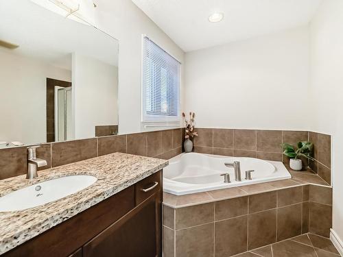 2674 Anderson Crescent, Edmonton, AB - Indoor Photo Showing Bathroom