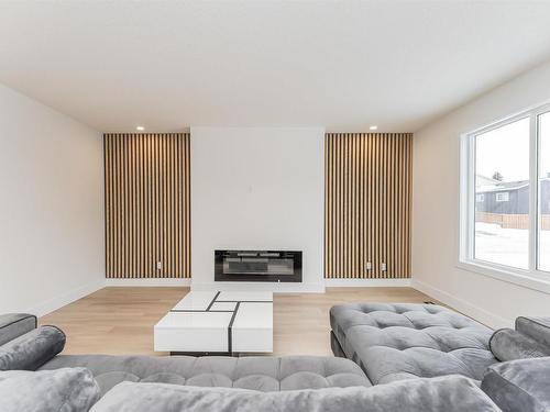 9404 173 Street, Edmonton, AB - Indoor Photo Showing Living Room