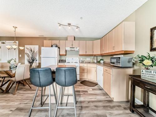 212 16303 95 Street, Edmonton, AB - Indoor Photo Showing Kitchen