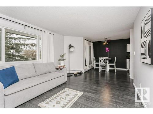 301 10826 113 Street, Edmonton, AB - Indoor Photo Showing Living Room