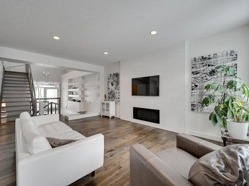 1311 Hainstock Way, Edmonton, AB - Indoor Photo Showing Living Room