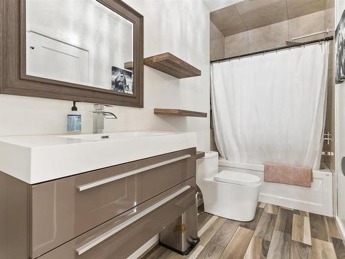 10922 96 Street, Edmonton, AB - Indoor Photo Showing Bathroom