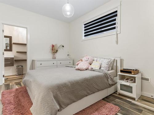 10922 96 Street, Edmonton, AB - Indoor Photo Showing Bedroom