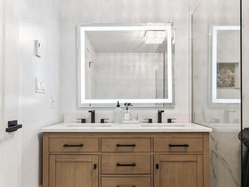 10922 96 Street, Edmonton, AB - Indoor Photo Showing Bathroom