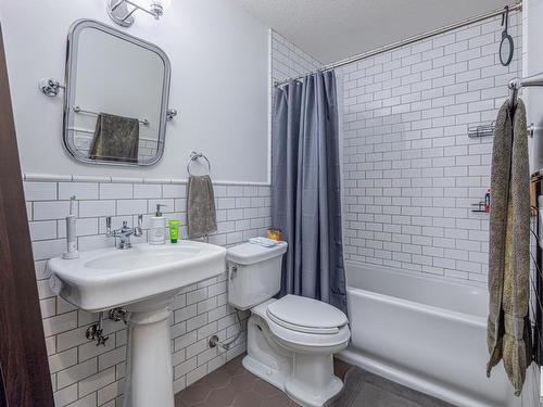 7904 Summerside Grande Boulevard, Edmonton, AB - Indoor Photo Showing Bathroom