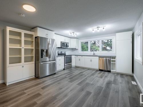 23 The Pkwy, Edmonton, AB - Indoor Photo Showing Kitchen