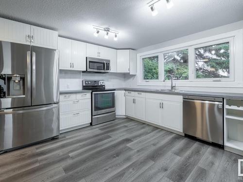 23 The Pkwy, Edmonton, AB - Indoor Photo Showing Kitchen