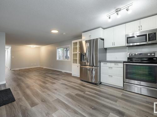 23 The Pkwy, Edmonton, AB - Indoor Photo Showing Kitchen