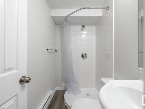 23 The Pkwy, Edmonton, AB - Indoor Photo Showing Bathroom