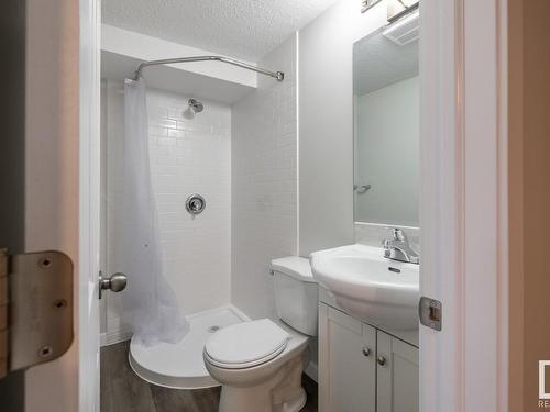 23 The Pkwy, Edmonton, AB - Indoor Photo Showing Bathroom