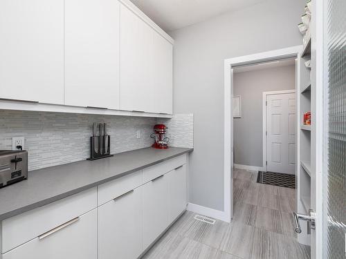 2252 Kelly Crescent, Edmonton, AB - Indoor Photo Showing Kitchen