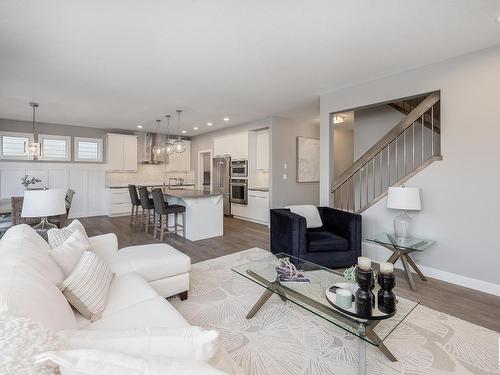 2252 Kelly Crescent, Edmonton, AB - Indoor Photo Showing Living Room