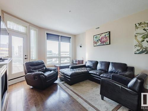 805 10142 111 Street, Edmonton, AB - Indoor Photo Showing Living Room