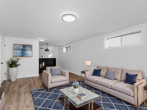 11332 57 Avenue, Edmonton, AB - Indoor Photo Showing Living Room