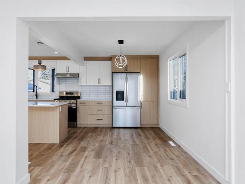 11332 57 Avenue, Edmonton, AB - Indoor Photo Showing Kitchen