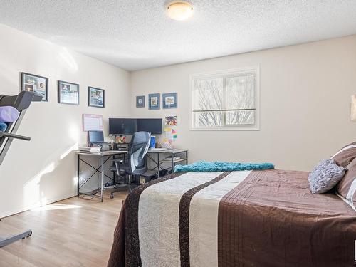 34 451 Hyndman Crescent, Edmonton, AB - Indoor Photo Showing Bedroom