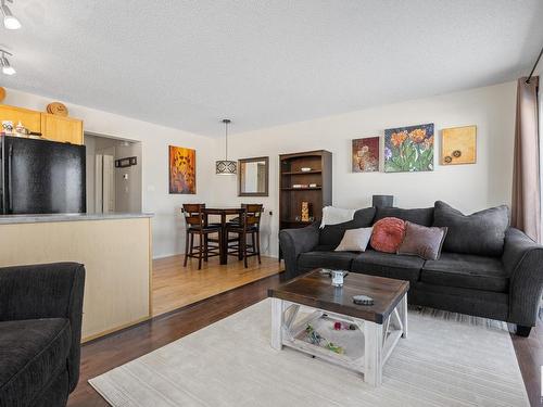 34 451 Hyndman Crescent, Edmonton, AB - Indoor Photo Showing Living Room