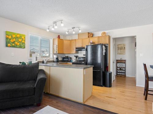 34 451 Hyndman Crescent, Edmonton, AB - Indoor Photo Showing Kitchen