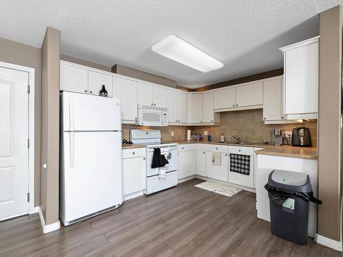 110 592 Hooke Road, Edmonton, AB - Indoor Photo Showing Kitchen