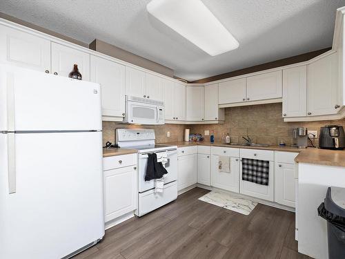 110 592 Hooke Road, Edmonton, AB - Indoor Photo Showing Kitchen