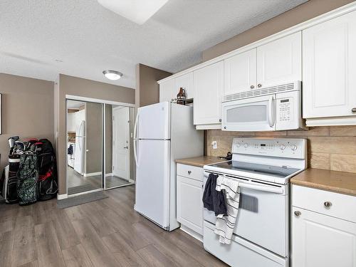 110 592 Hooke Road, Edmonton, AB - Indoor Photo Showing Kitchen