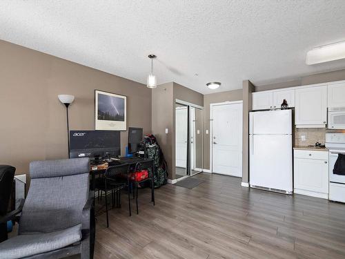 110 592 Hooke Road, Edmonton, AB - Indoor Photo Showing Kitchen