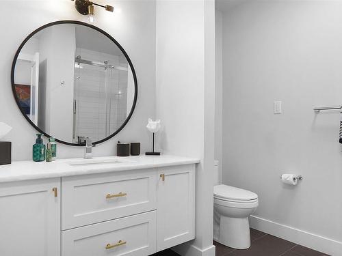 17531 53 Avenue, Edmonton, AB - Indoor Photo Showing Bathroom