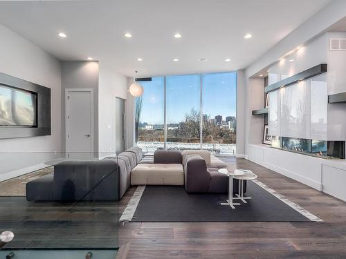 9509 99B Street, Edmonton, AB - Indoor Photo Showing Living Room