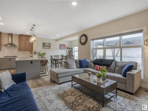 5320 22 Avenue, Edmonton, AB - Indoor Photo Showing Living Room