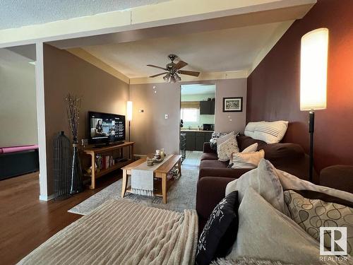 18291 74 Avenue, Edmonton, AB - Indoor Photo Showing Living Room