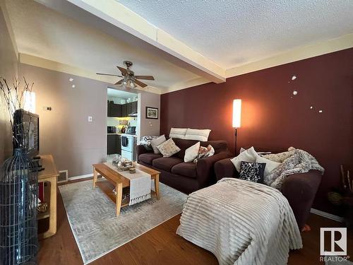 18291 74 Avenue, Edmonton, AB - Indoor Photo Showing Living Room