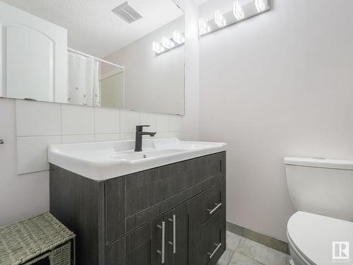 18154 93 Avenue, Edmonton, AB - Indoor Photo Showing Bathroom