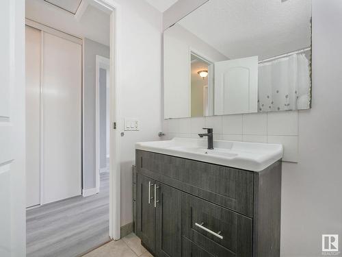 18154 93 Avenue, Edmonton, AB - Indoor Photo Showing Bathroom