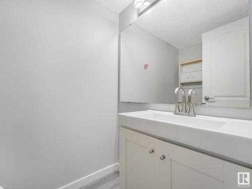 18154 93 Avenue, Edmonton, AB - Indoor Photo Showing Bathroom