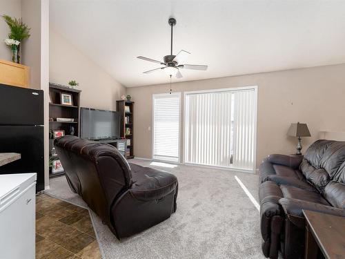 82 150 Edwards Drive, Edmonton, AB - Indoor Photo Showing Living Room