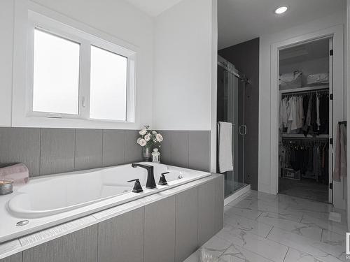 880 Ebbers Crescent, Edmonton, AB - Indoor Photo Showing Bathroom