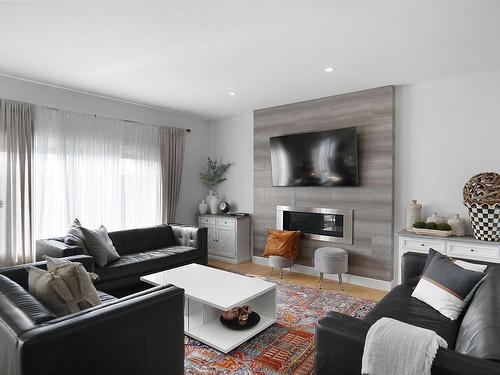 7527 173 Avenue, Edmonton, AB - Indoor Photo Showing Living Room